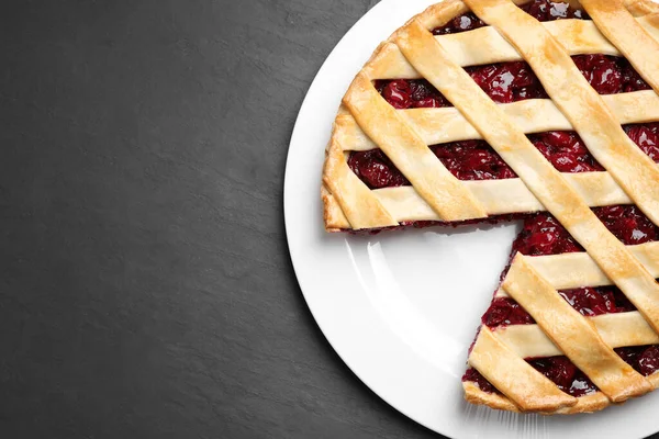 Délicieuse Tarte Aux Cerises Fraîche Sur Table Ardoise Noire Vue — Photo