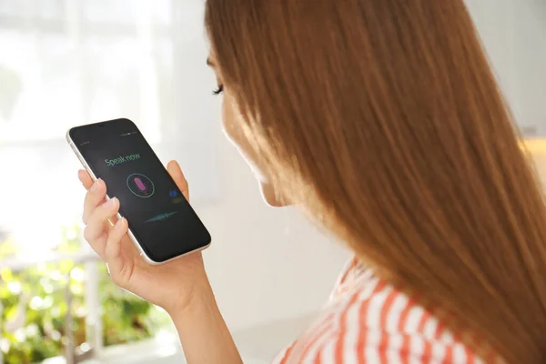 Mulher Usando Pesquisa Voz Smartphone Dentro Casa Close — Fotografia de Stock