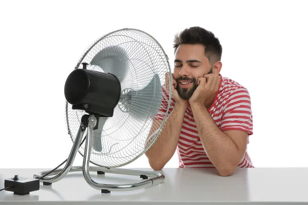 Hombre Disfrutando Del Flujo Aire Del Ventilador Sobre Fondo Blanco — Foto de Stock