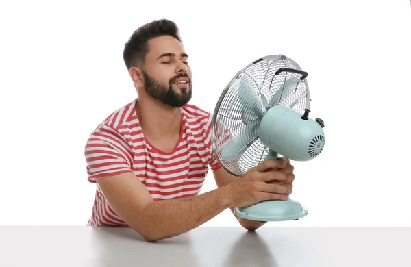 Hombre Disfrutando Del Flujo Aire Del Ventilador Sobre Fondo Blanco — Foto de Stock