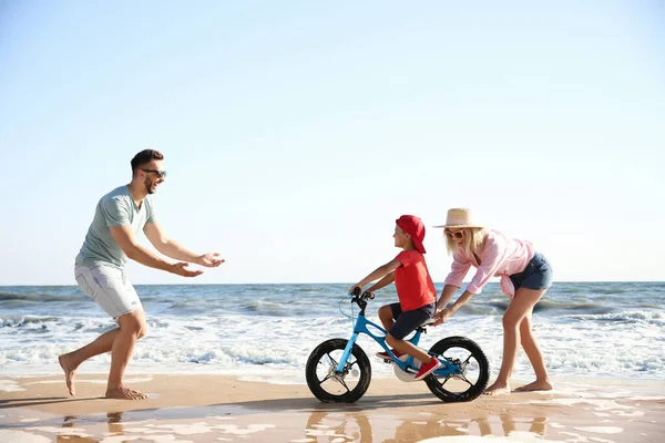 Heureux Parents Enseignant Fils Faire Vélo Sur Plage Sable Près — Photo