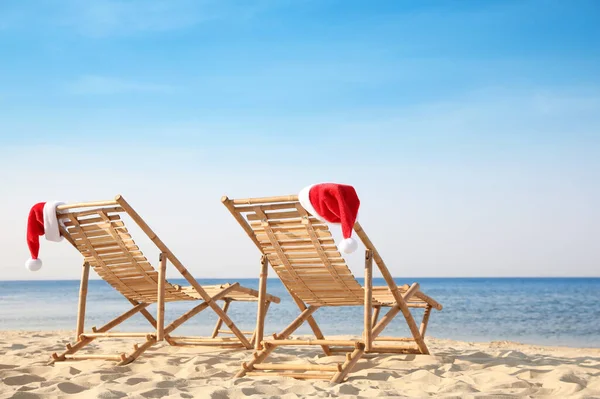 Plajda Noel Baba Nın Şapkalarını Taşıyan Güneş Pansiyonerleri Mesaj Için — Stok fotoğraf