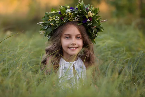 Roztomilá Holčička Nosí Věnec Krásných Květin Poli — Stock fotografie
