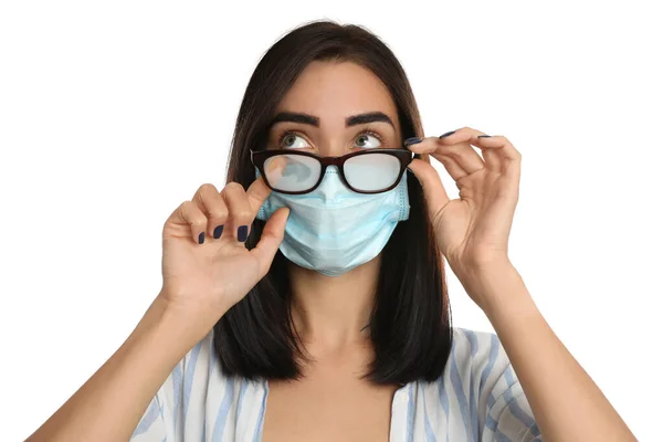 Mujer Joven Limpiando Gafas Niebla Causada Por Uso Máscara Desechable — Foto de Stock