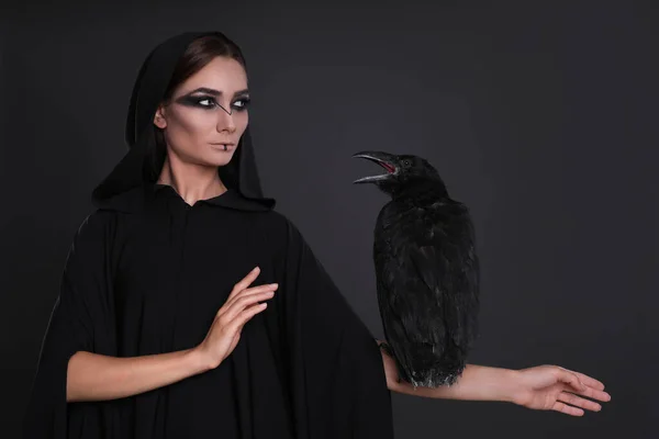 Mystérieuse Sorcière Avec Corbeau Sur Fond Noir — Photo