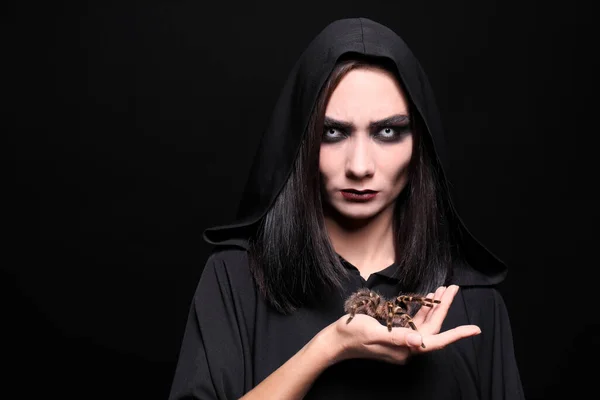 Mystérieuse Sorcière Avec Une Araignée Effrayante Sur Fond Noir Espace — Photo