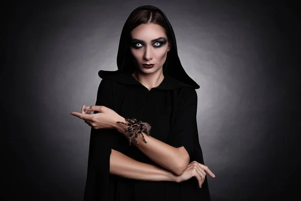 Mystérieuse Sorcière Avec Une Araignée Effrayante Sur Fond Sombre — Photo