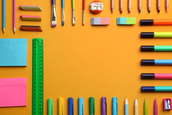 Rahmen Von Schulpapier Auf Orangefarbenem Hintergrund Flach Liegend Mit Platz — Stockfoto