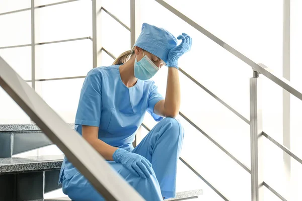Kimerült Orvos Lépcsőn Kórházban Egészségügyi Dolgozók Stressze Covid Világjárvány Idején — Stock Fotó