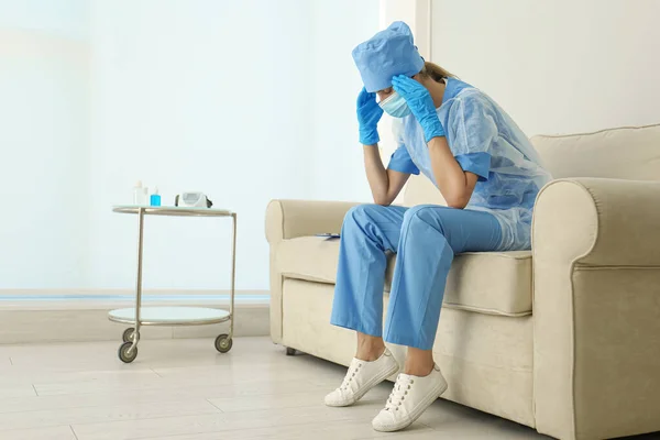 Kimerült Orvos Kanapén Egészségügyi Dolgozók Stressze Covid Világjárvány Idején — Stock Fotó