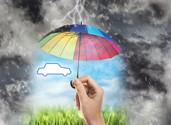 Sigorta Konsepti Gökkuşağı Şemsiyesiyle Araba Resimlerini Koruyan Kadın Yakın Plan — Stok fotoğraf