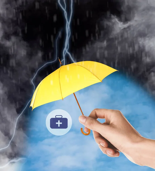Sağlık Seti Illüstrasyonunu Sarı Şemsiyeyle Koruyan Sigortacı Yakın Plan — Stok fotoğraf