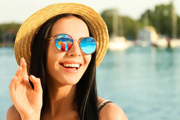 Mujer Feliz Vacaciones Cócteles Cerca Piscina Reflejándose Sus Gafas Sol — Foto de Stock