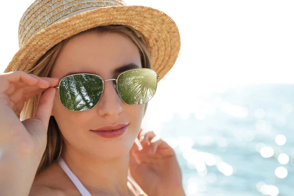 Happy Woman Vacation Green Palm Leaves Mirroring Her Sunglasses — Stock Photo, Image