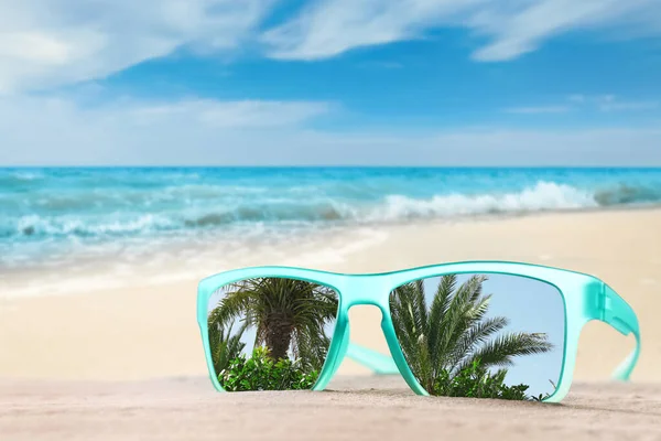 Palmy Zrcadlení Slunečních Brýlích Písečné Pláži Oceánu — Stock fotografie