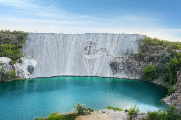 Pintoresca Vista Aérea Sobre Lago Color Turquesa Con Bancos Granito —  Fotos de Stock