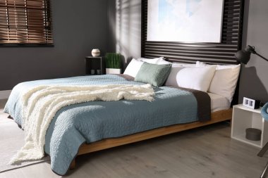 Dekoratif duvarında resmi olan rahat bir yatak odası. İç tasarım