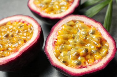 Tutku meyvelerinin yarısı (maracuyas) gri masada, yakın plan