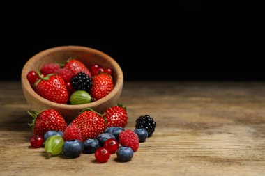 Tahta masada olgun böğürtlen karışımı. Metin için boşluk