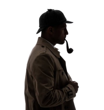 Beyaz arka planda sigara içen eski moda dedektif.