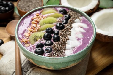 Masada meyve ve chia tohumlarıyla nefis acai smoothie, yakın plan.