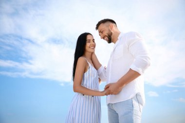 Güneşli bir günde mutlu genç bir çift. Plaj tatili