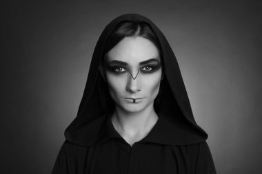 Kapüşonlu, esrarengiz cadı. Siyah ve beyaz etkisi