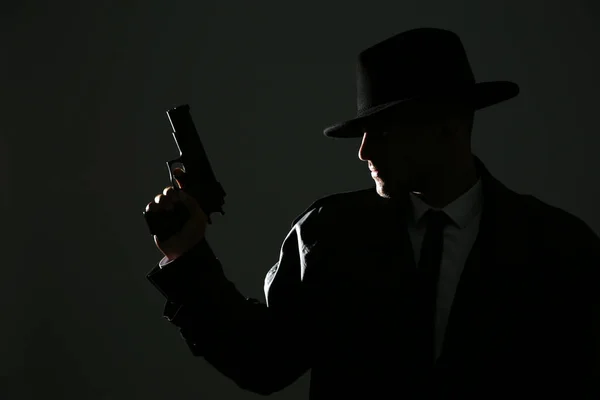 Gammaldags Detektiv Med Pistol Mörk Bakgrund — Stockfoto
