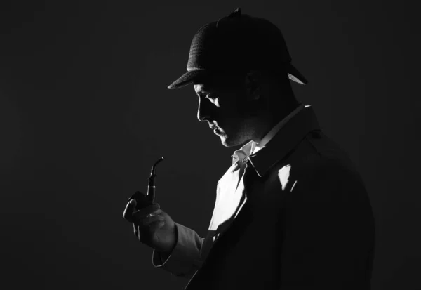 Detective Vecchio Stile Con Pipa Fumante Sfondo Scuro Effetto Bianco — Foto Stock