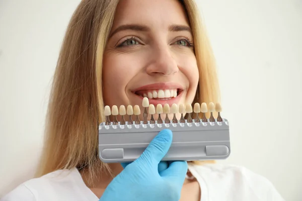 Médico Que Empareja Color Los Dientes Del Paciente Con Paleta —  Fotos de Stock