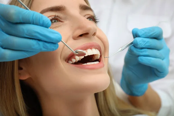 Médico Examinar Dentes Paciente Perto Odontologia Estética — Fotografia de Stock