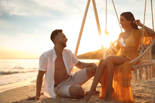 Feliz Pareja Joven Playa Atardecer — Foto de Stock