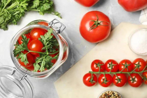 Pickling Pot Met Verse Rijpe Kerstomaten Specerijen Grijze Tafel Plat — Stockfoto