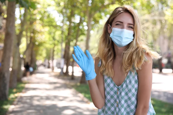 얼굴을 보호하는 마스크를 여자가 야외에서 인사를 건넸다 코로나 바이러스 유행병이 — 스톡 사진