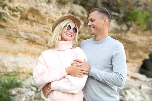 Happy Couple Stylish Sweaters Old Cliff — Stock Photo, Image