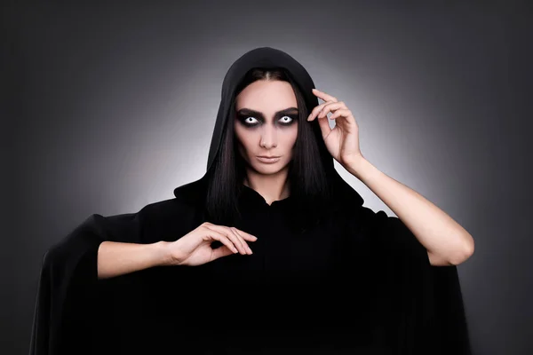 Bruxa Misteriosa Com Olhos Assustadores Fundo Escuro — Fotografia de Stock