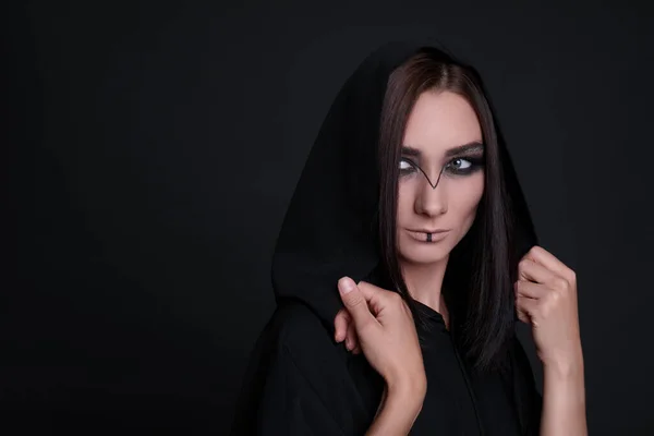 Geheimnisvolle Hexe Mantel Mit Kapuze Auf Schwarzem Hintergrund Raum Für — Stockfoto