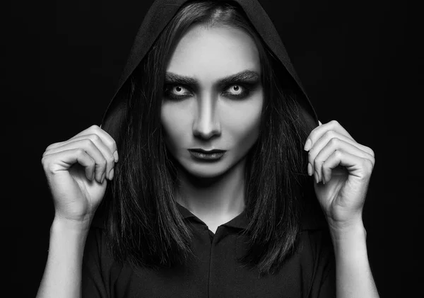 黑黑的背景上有着恐怖眼睛的神秘女巫 黑白分明的效果 — 图库照片