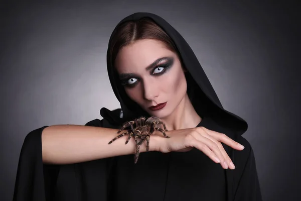 Mystérieuse Sorcière Avec Une Araignée Effrayante Sur Fond Sombre — Photo