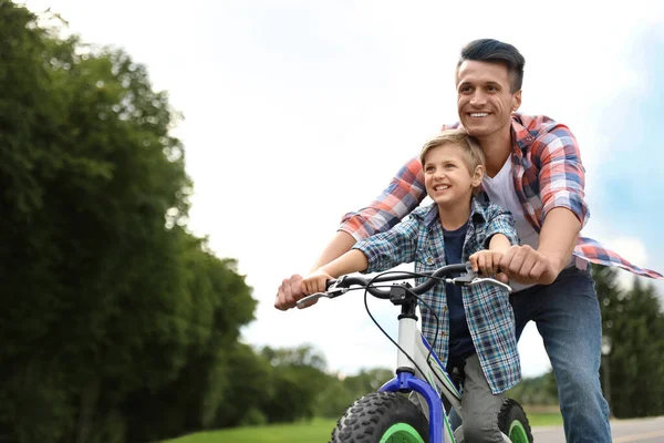 Tata Uczy Syna Jeździć Rowerze Świeżym Powietrzu — Zdjęcie stockowe