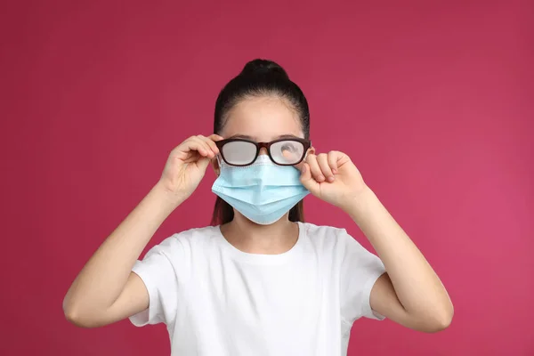 Niña Limpiando Gafas Niebla Causadas Por Uso Mascarilla Médica Sobre — Foto de Stock