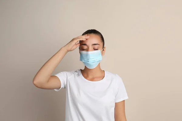 Stressad Kvinna Skyddande Mask Beige Bakgrund Psykiska Hälsoproblem Covid Pandemin — Stockfoto