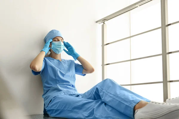 Erschöpfter Arzt Drinnen Stress Für Das Gesundheitspersonal Während Der Covid — Stockfoto