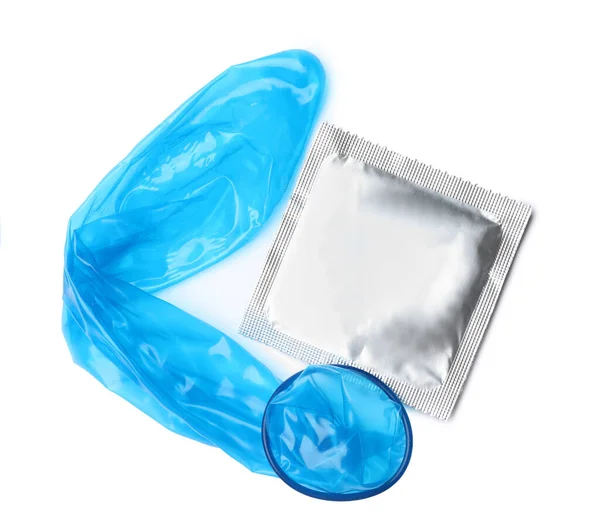 白い背景に展開された青のコンドームとパッケージ トップビュー 安全なセックス — ストック写真
