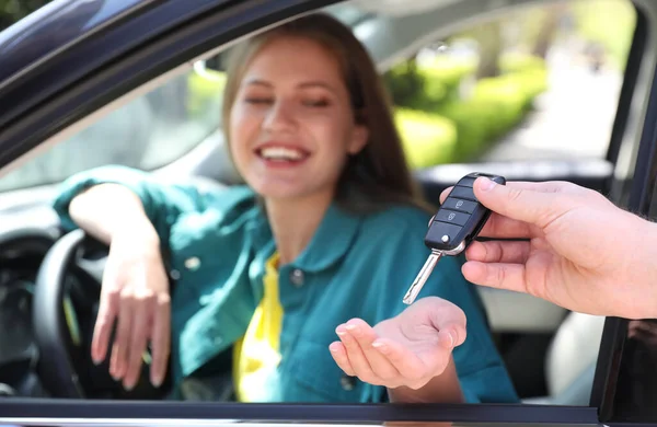 Πωλητής Δίνοντας Κλειδί Του Αυτοκινήτου Στον Πελάτη Επικεντρωθεί Στα Χέρια — Φωτογραφία Αρχείου