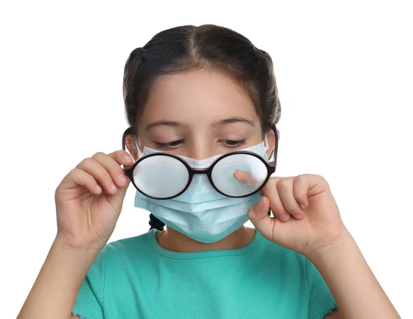 Mała Dziewczynka Wycierająca Mgliste Okulary Spowodowane Przez Noszenie Medycznej Maski — Zdjęcie stockowe
