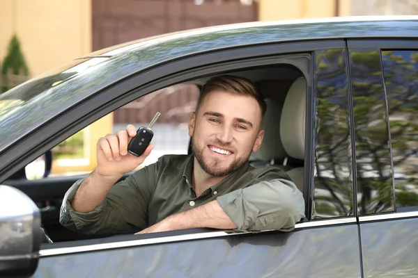 Hombre Feliz Con Llave Del Coche Nuevo Auto —  Fotos de Stock