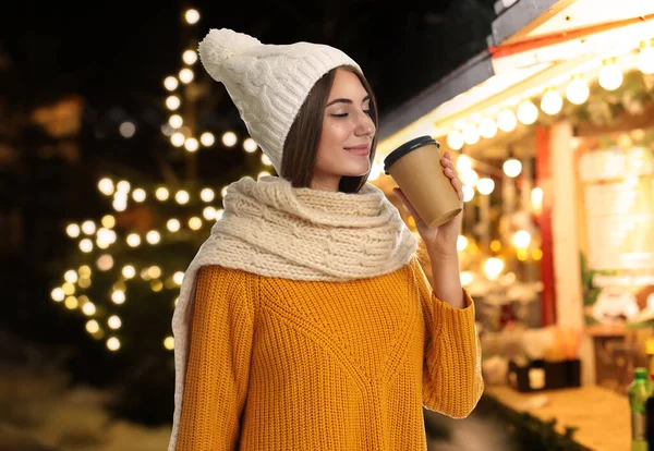 Mulher Bonita Feliz Com Xícara Papel Vinho Quente Feira Natal — Fotografia de Stock