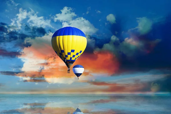 Fantastyczne Sny Balony Gorące Powietrze Błękitnym Niebie Chmurami Nad Morzem — Zdjęcie stockowe