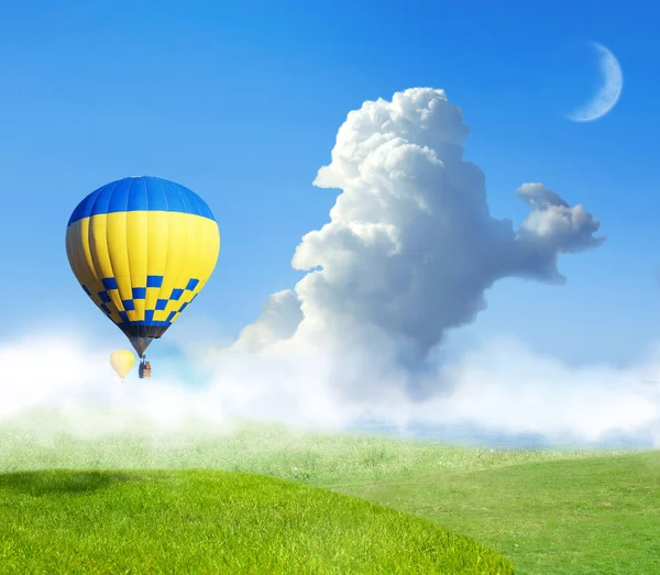 Fantásticos Sueños Globos Aire Caliente Cielo Azul Con Nubes Luna —  Fotos de Stock